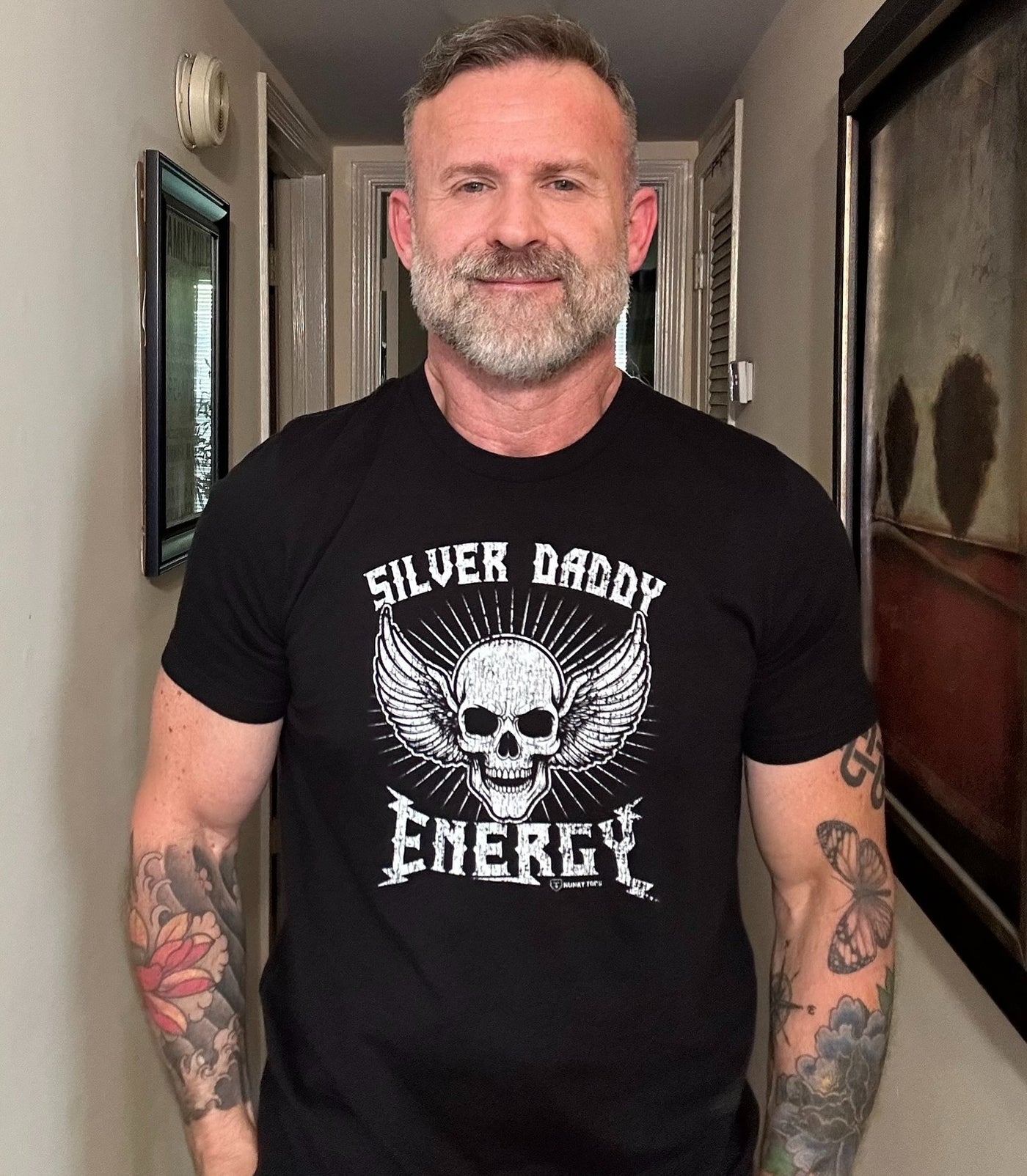 kevinrdavis.official wearing the Silver Daddy Energy T-Shirt